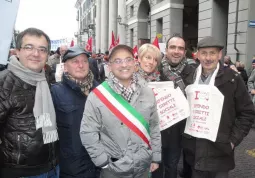 Il sindaco Luca Gosso insieme con alcuni amministratori comunali alla manifestazione degli enti assistenziali il 2 febbraio 2013  a Cuneo